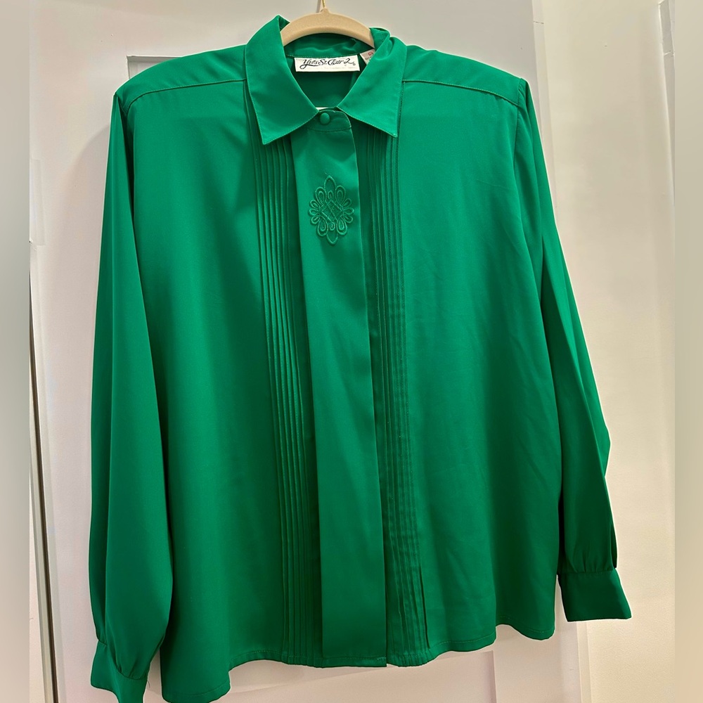 Stylish vintage emerald green button down with embroidery and pleated details
